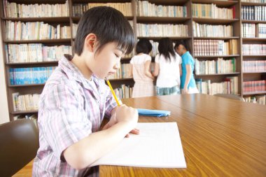 Asyalı öğrenci kitaplığı