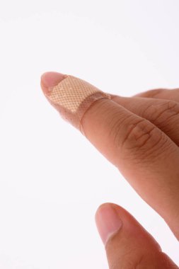 beyaz arkaplanda izole edilmiş parmak üzerindeki alçı