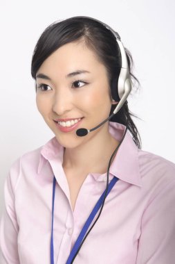 Beyaz arka planda kulaklığı olan genç bir kadın. 