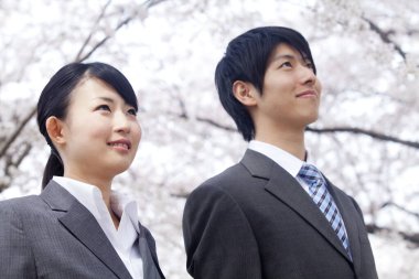 Parktaki genç Japon çiftin portresi.