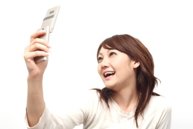 Cep telefonuyla fotoğraf çeken bir kadın.