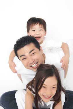 Japon babanın portresi ve çocuklar birlikte poz veriyor.