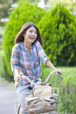 Mutlu Japon kadın bisiklete biniyor