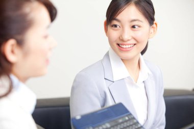 Ofisteki güzel Japon iş kadınlarının portresi