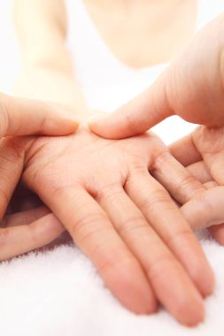 Masaj yaparken kadın ellerini kapat.