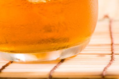 Buzlu soğuk çayın manzarasını kapat.