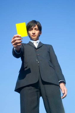 Açık havada sarı kartlı bir iş adamı.