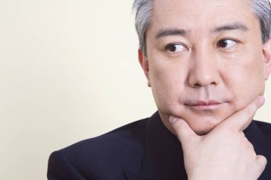 Beyaz arka planda Asya işadamı portresi