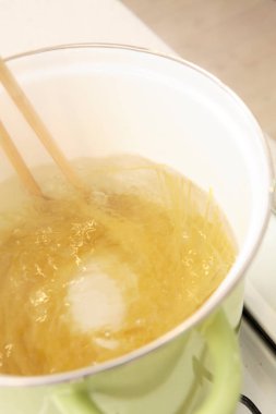 Yeşil tencerede kaynamış makarna