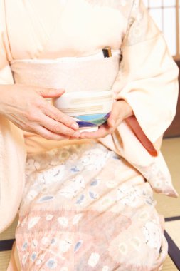 Genç ve güzel Asyalı kadın çay seremonisinde.