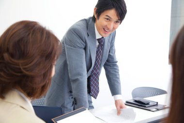 Japon iş adamları ofiste birlikte çalışıyorlar. iş toplantısı kavramı 