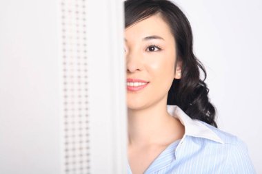 Pencereden dışarı bakan Asyalı genç kadının portresi 