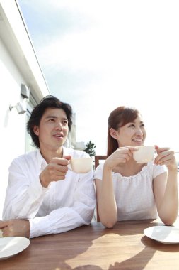 Asyalı çift sabah kahvaltı yapıyor.