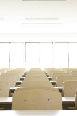 Sandalyeleri ve masaları olan boş bir oda. Oditoryum, sınıf, işitsel