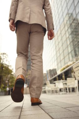 Şehirde Yürüyen İş Adamı