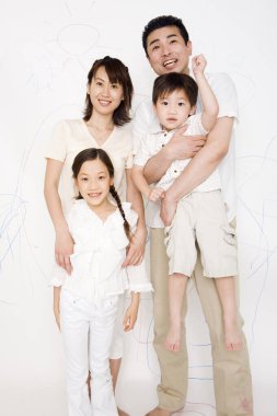 Dört kişilik mutlu bir ailenin portresi. 