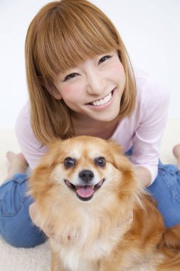 Pomeranya köpekli güzel Asyalı kadın.