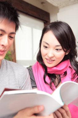 Kafede menü okuyan Asyalı çifti kapatın.