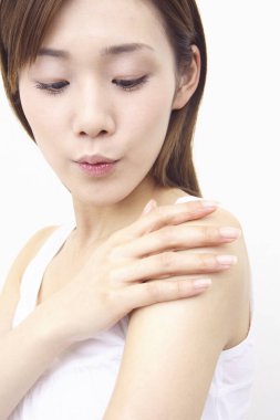 genç kadının cildine temas