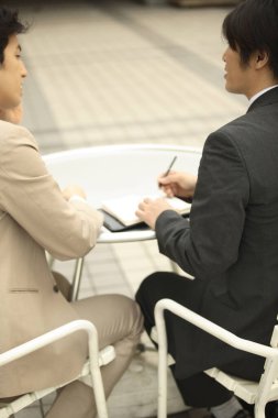 İş adamları dışarıda toplantı yapıyor.