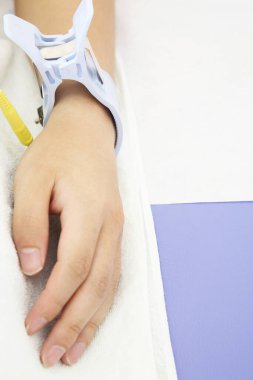 Doktor hastanın kalbine elektrokardiyogram (EKG) uyguluyor.