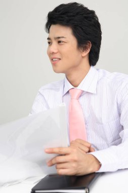 Ofiste çalışan not defteri olan bir iş adamı. 