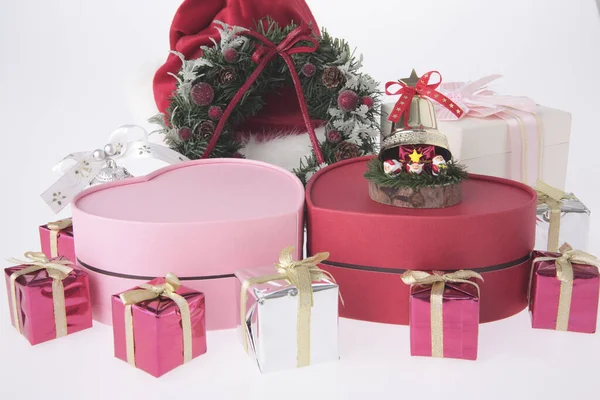 Рождественские Подарки Украшения Белом Фоне — стоковое фото