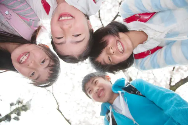 Retrato Feliz Asiático Crianças Divertindo Parque Olhando Juntos Para Câmera — Fotografia de Stock