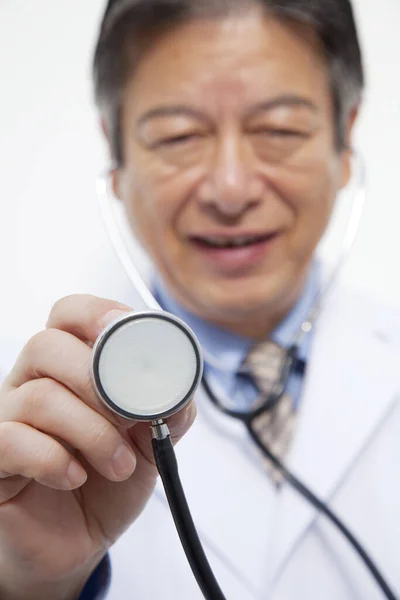 Doctor Masculino Con Estetoscopio Plano Estudio —  Fotos de Stock