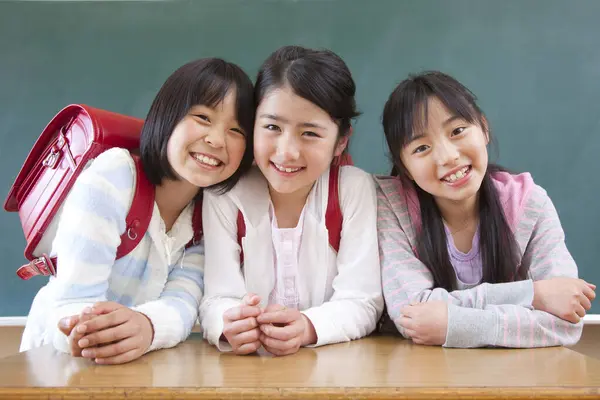 Портрет Симпатичных Японских Школьниц Классе — стоковое фото