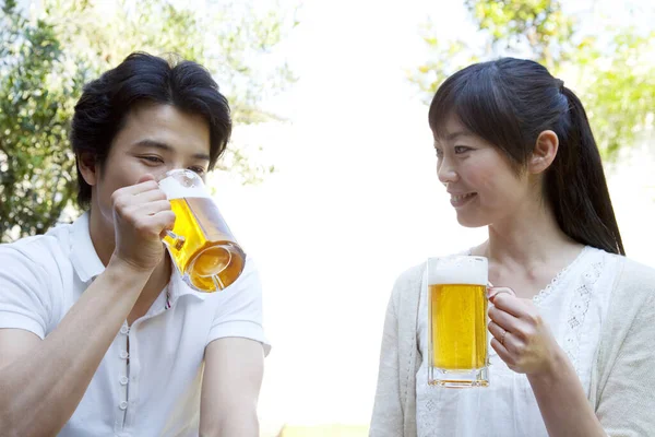 Asiatiskt Par Dricker Uteservering — Stockfoto