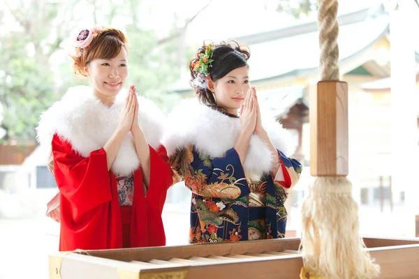 Азиатские Девушки Фурисоде Молятся Храме — стоковое фото