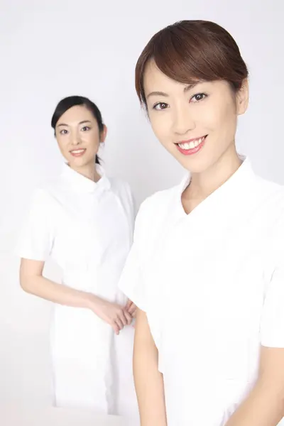 Retrato Duas Enfermeiras Japonesas Uniformes Brancos — Fotografia de Stock