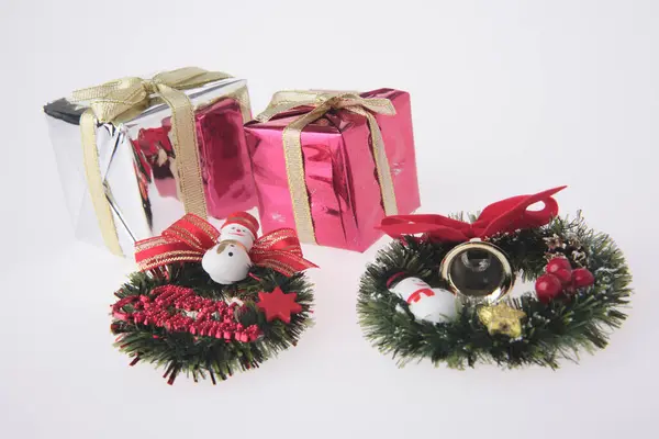 Weihnachtsgeschenke Und Kränze Auf Weißem Hintergrund Nahaufnahme — Stockfoto
