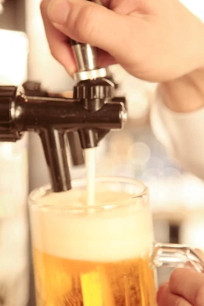 Barmen Bardağa Bira Dolduruyor — Stok fotoğraf