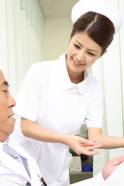 Porträtt Vacker Japansk Sjuksköterska Och Manlig Läkare Sjukhus — Stockfoto
