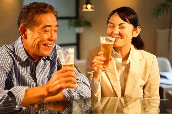 Jeunes Employés Bureau Japonais Costumes Boire Bière Dans Bar — Photo