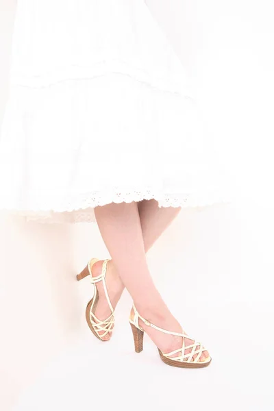 Beyaz Sandaletli Bir Kadının Bacakları — Stok fotoğraf