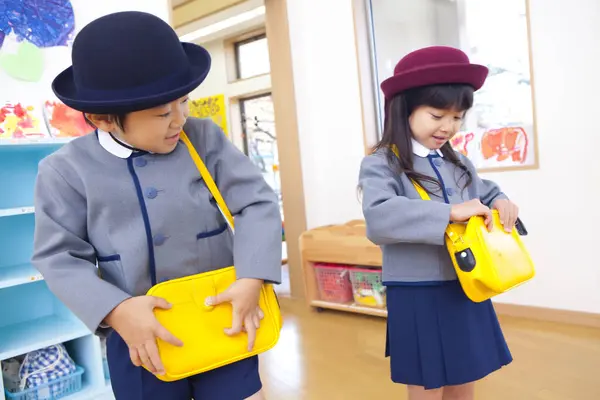 Δύο Χαρούμενα Παιδιά Από Την Ιαπωνία Στο Δημοτικό — Φωτογραφία Αρχείου