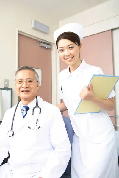Asiatisk Kvinnlig Sjuksköterska Och Läkare — Stockfoto