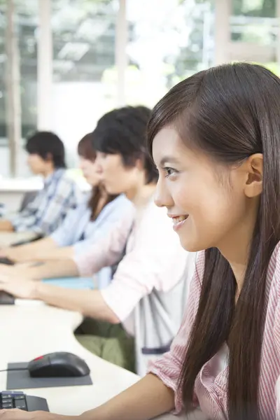 Молодые Азиатские Студенты Работающие Компьютерах Классе — стоковое фото