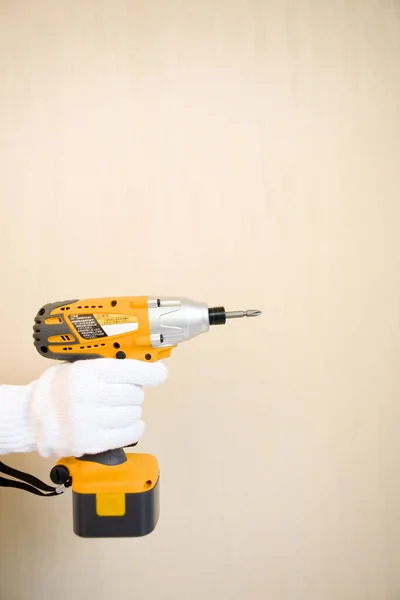 Χέρι Του Εργαζομένου Προστατευτικό Γάντι Κρατώντας Τρυπάνι Closeup Φως Φόντο — Φωτογραφία Αρχείου