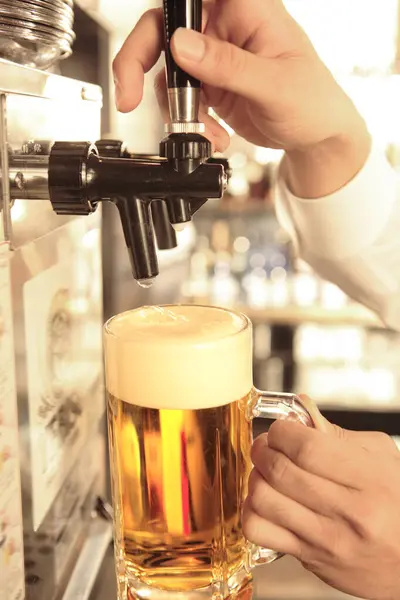 Camarero Vertiendo Cerveza Una Taza Vidrio — Foto de Stock