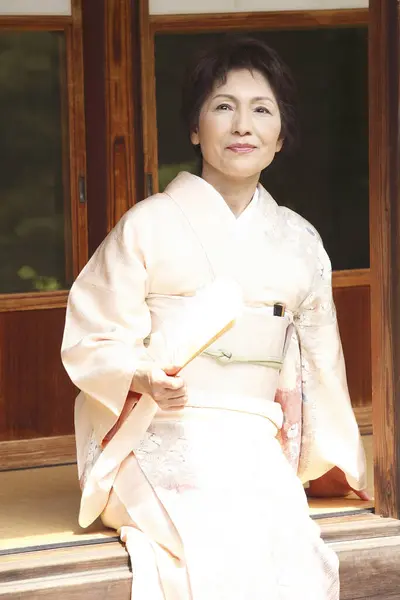 Beautiful Mature Japanese Woman Folding Fan Sitting Engawa — Stock Photo, Image