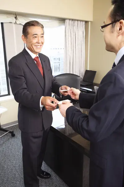 Kendine Güvenen Japon Profesör Ofiste Kartlarını Değiştiriyor — Stok fotoğraf