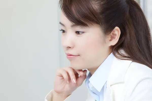 Portret Van Mooie Japanse Zakenvrouw Kantoor — Stockfoto