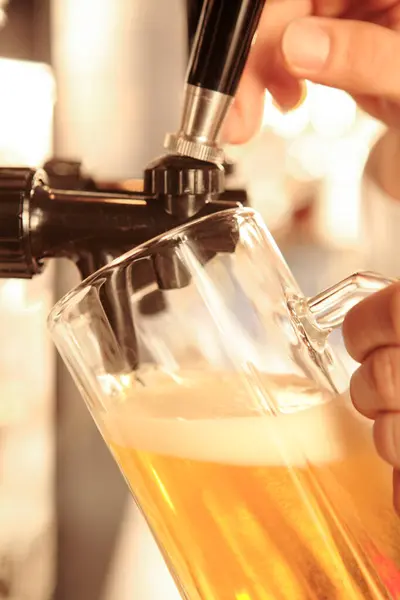 Barmen Bardağa Bira Dolduruyor — Stok fotoğraf