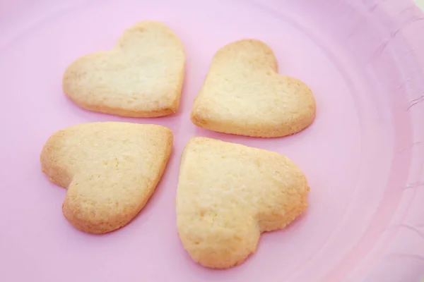 焼きたてのおいしいハート型クッキー バレンタインデーコンセプト — ストック写真