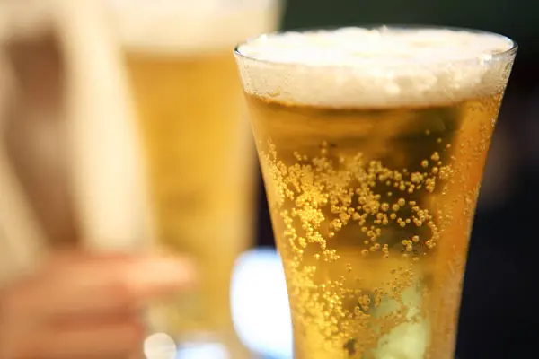 Ein Kaltes Glas Bier Auf Verschwommenem Hintergrund — Stockfoto