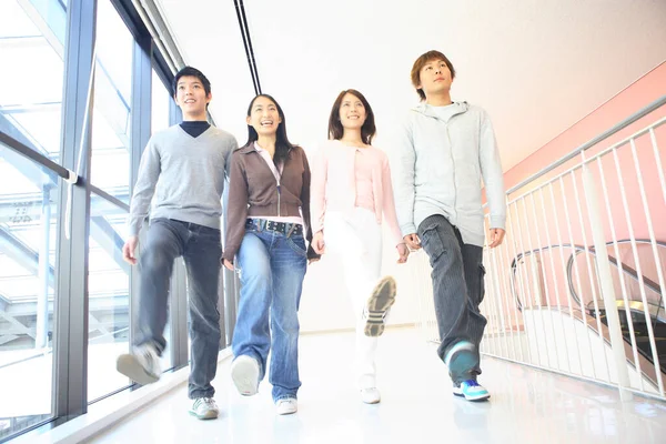 Японские Студенты Университетском Коридоре — стоковое фото